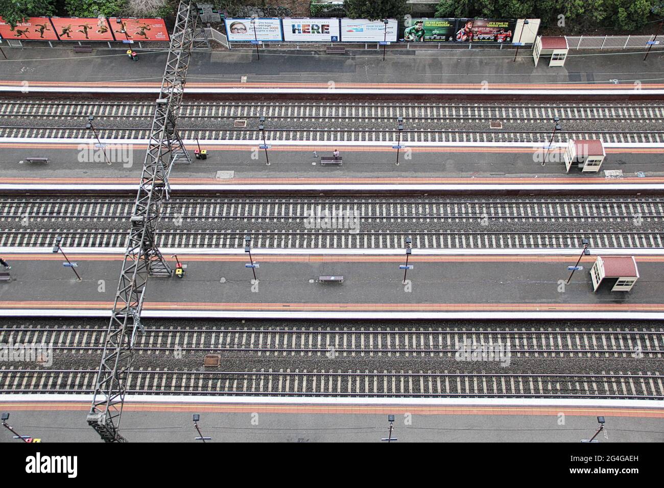Vista prospettica dall'alto sulle linee ferroviarie nella stazione ferroviaria di South Yarra Melbourne Suburban . Preso a Melbourne, Australia il 4 dicembre 2014 Foto Stock