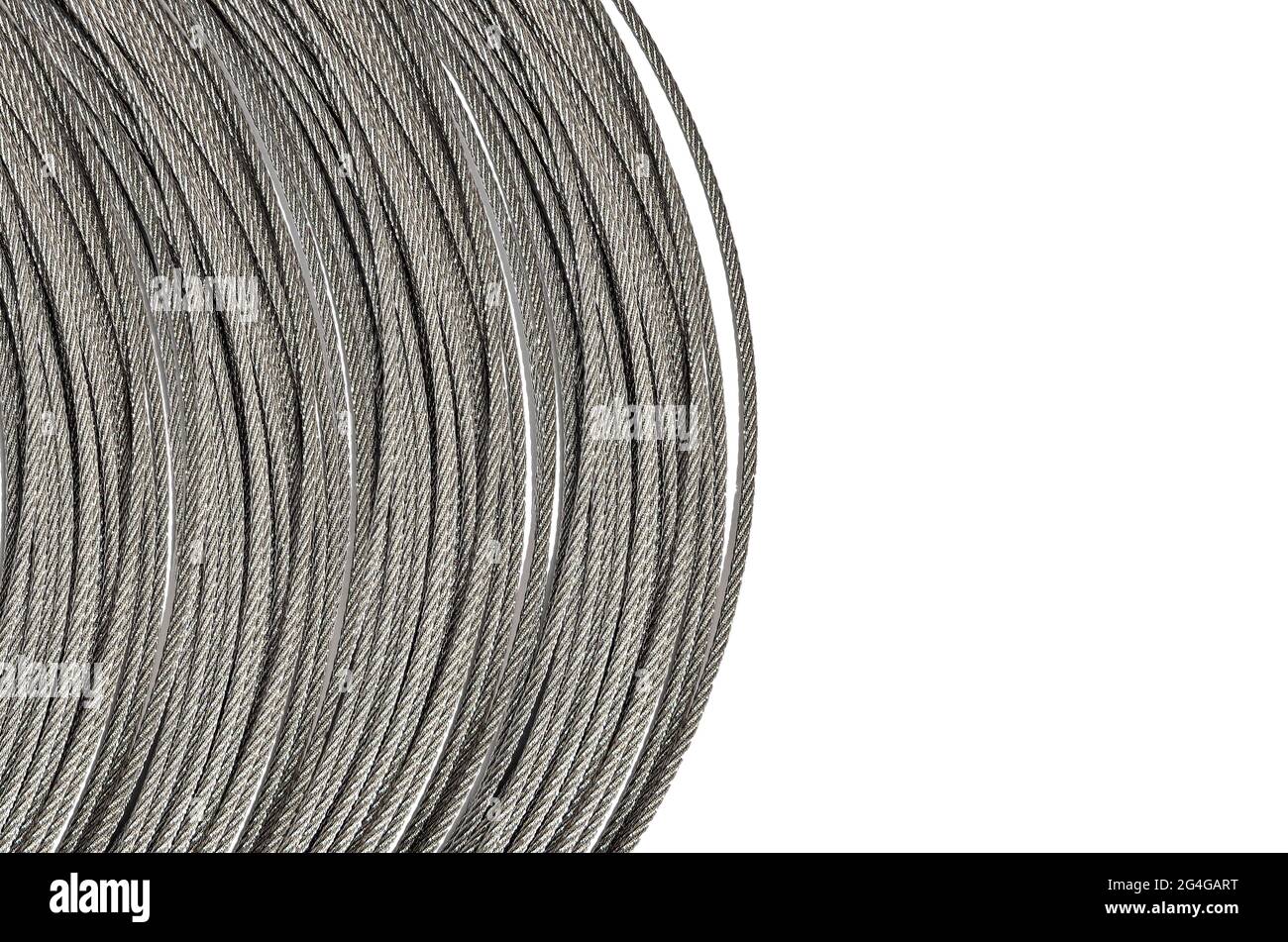 Loop di cavo metallico vicino su sfondo bianco isolato, spazio per il testo. Struttura del cavo in acciaio per impieghi pesanti, del cavo in acciaio o dell'imbragatura in acciaio. Utilizzare per Foto Stock