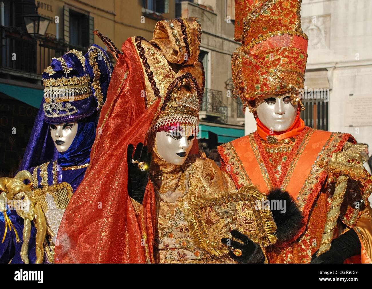 Venezia, Italia - 21 febbraio 2009. Gli amanti del Carnevale posano per scattare fotografie al Carnevale di Venezia Foto Stock