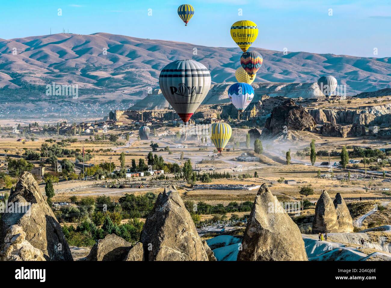 Cappadocia, 05 ottobre 2018: Palloncini colorati ad aria calda che volano sopra formazioni rocciose di campagna al mattino presto a Cappadocia, Goreme, Turchia Foto Stock