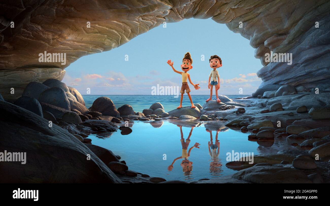 Luca (2021) diretto da Enrico Casarosa con Jacob Tremblay e Jack Dylan Grazer. Sulla riviera italiana cresce un'amicizia improbabile ma forte tra un essere umano e un mostro di mare travestito da un essere umano. Foto Stock