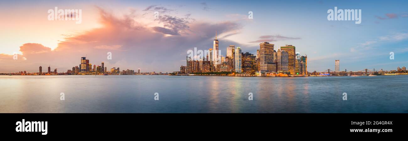 New York, New York, USA, vista skyline di Lower Manhattan sul Fiume Est al tramonto. Foto Stock