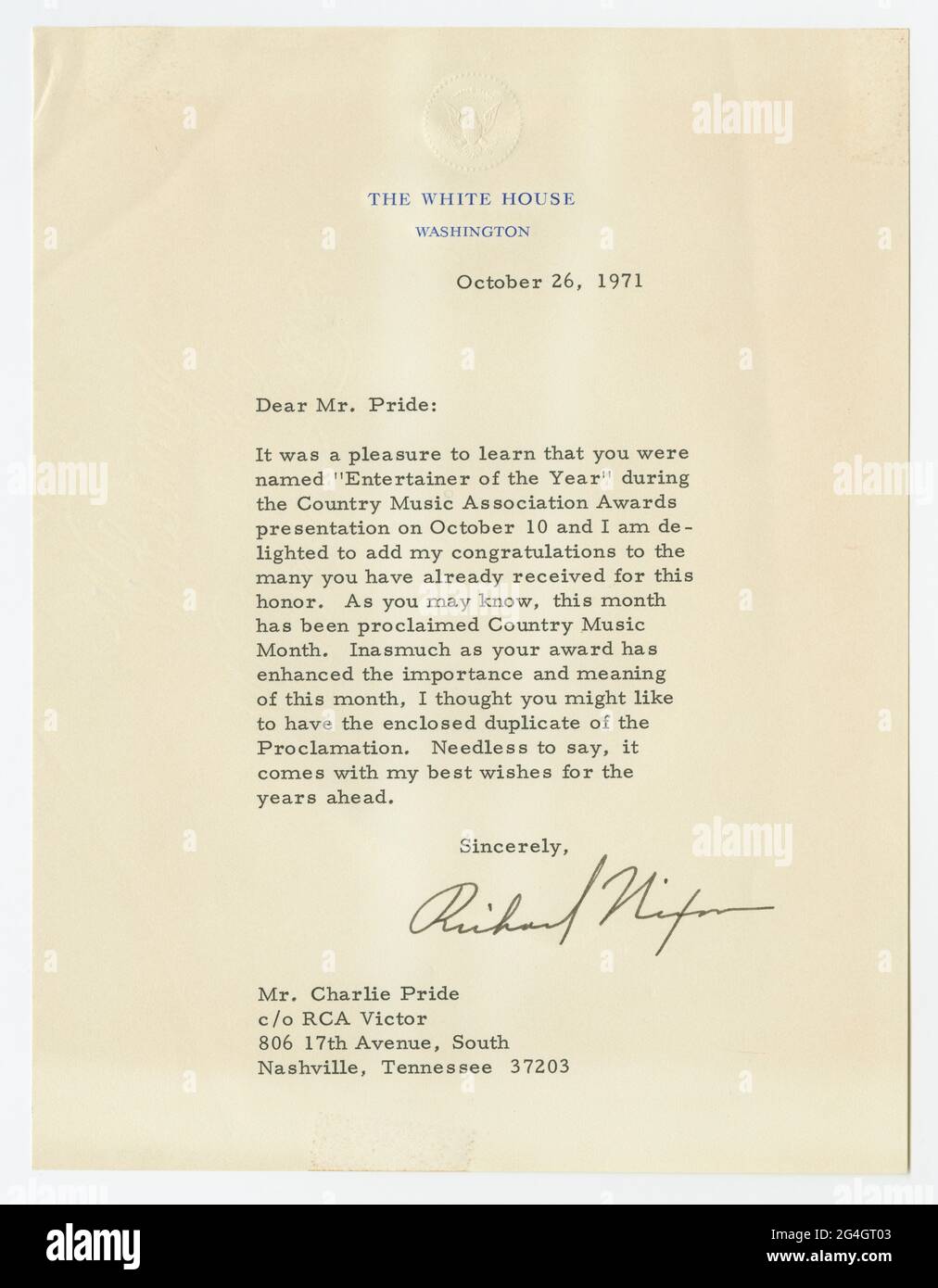 Lettera di Richard Nixon a Charley Pride in occasione del primo intrattenitore dell'anno da parte della Country Music Association. Pride (1934-2020) è stato un . La lettera è scritta su carta intestata White House con un sigillo in rilievo nella parte superiore. È firmato da Richard Nixon in inchiostro nero. La lettera è incorniciata all'interno di una cornice nera e di un tappetino di carta color crema con un bordo nero. La parte posteriore del telaio presenta un piccolo adesivo sul prezzo nell'angolo superiore destro. Foto Stock