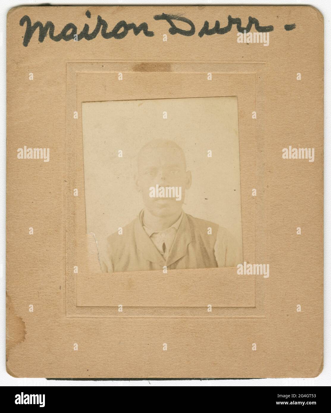 Un ritratto di Marion [Mairon] Durr. È vestito con una camicia di colore chiaro e gilet di colore più scuro. La fotografia è centrata nel supporto. Scritto al centro della fotografia in alto è & x201c;Marion Durr.& x201d; non c'è alcuna iscrizione sul retro. Foto Stock