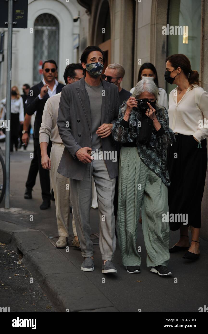 Milano, Adrien Brody alla sfilata Armani l'attore e produttore americano ADRIEN BRODY lascia l'hotel Armani e, accompagnato da Roberta Armani, cammina verso la maison Armani dove si svolgerà la sfilata di moda. Foto Stock