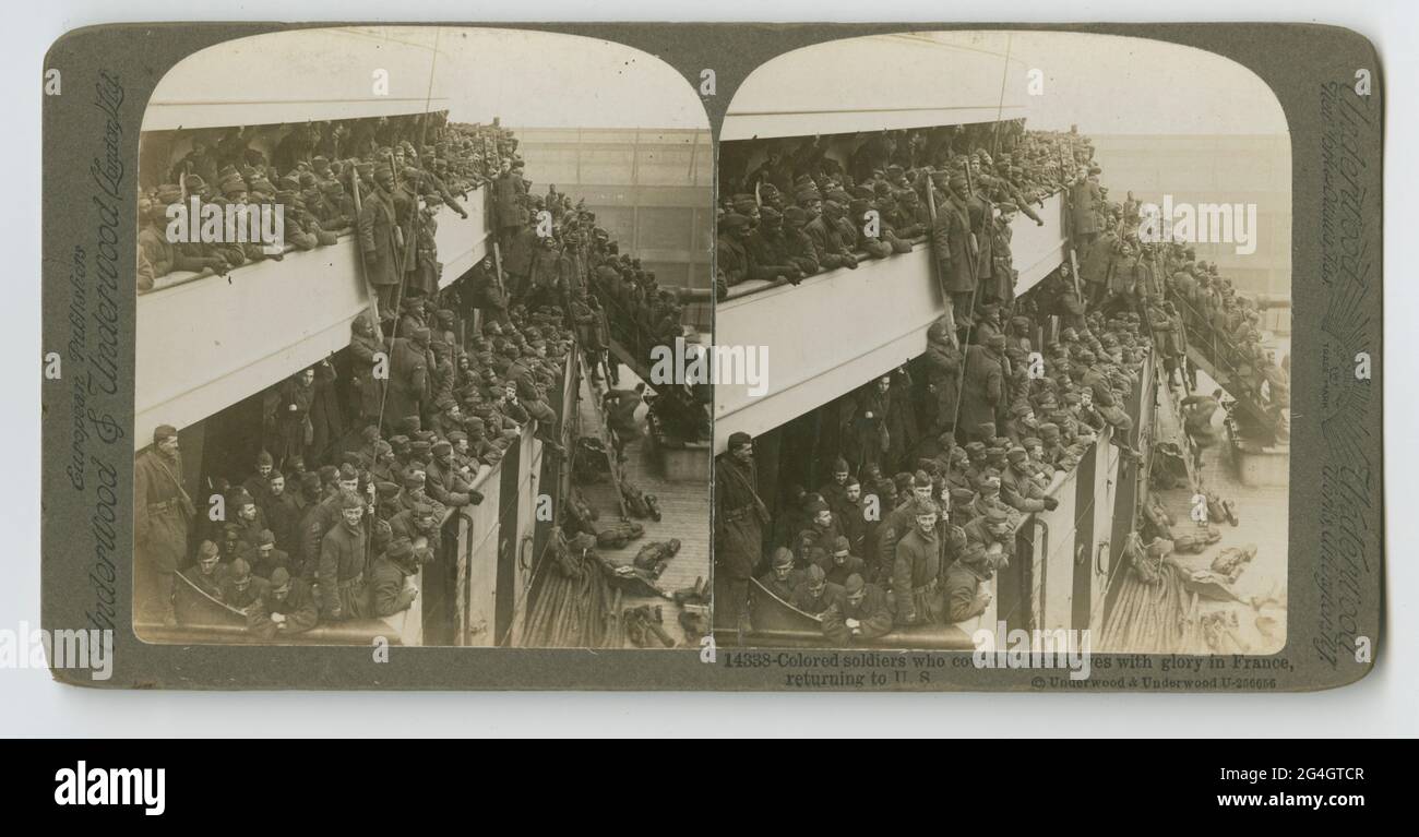 Uno sterografo non datato di una scena della prima guerra mondiale intitolato: "Soldati colorati che si sono coperti di gloria in Francia, di ritorno negli Stati Uniti" No. 14338 pubblicato da Underwood &amp; Underwood. L'immagine è di un ponte di nave multilivello affollato di soldati in uniforme. Alcuni soldati si trovano su scale che vanno da un livello all'altro. Foto Stock