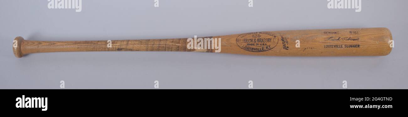 Frank Robinson (1935-2019) è stato l'unico giocatore ad essere nominato Most Valuable Player (MVP) sia della National League (NL) che della American League (al). Bat in legno modello R161 con scritta nera sul lato. Tipo nero vicino al centro delle letture dei pipistrelli, [LOUISVILLE SLUGGER& N. xae; / 125 / HILLERICH &amp; BRADSBY Co / MADE IN U.S.A. / LOUISVILLE, KY. / Powerized] (alimentazione). Digitare vicino all'estremità opposta ai valori dell'impugnatura, [GENUINE / R161 / Frank Robinson / LOUISVILLE SLUGGER]. Il pipistrello è rotto un terzo della strada verso l'alto dalla maniglia. Foto Stock
