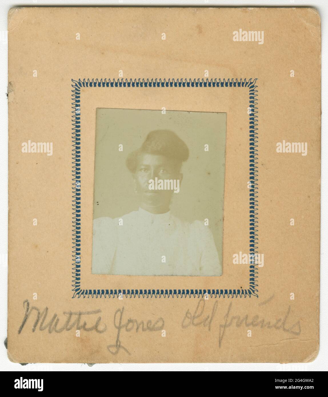 Una fotografia cartes-de-visite con tonalità seppia di una donna che indossa un abito bianco con spalle e orecchini gonfi. La fotografia è in una carta color crema. Scritto in fondo alla carta è "Mattie Jones Old Friend". Sul retro non è presente alcuna iscrizione. Foto Stock