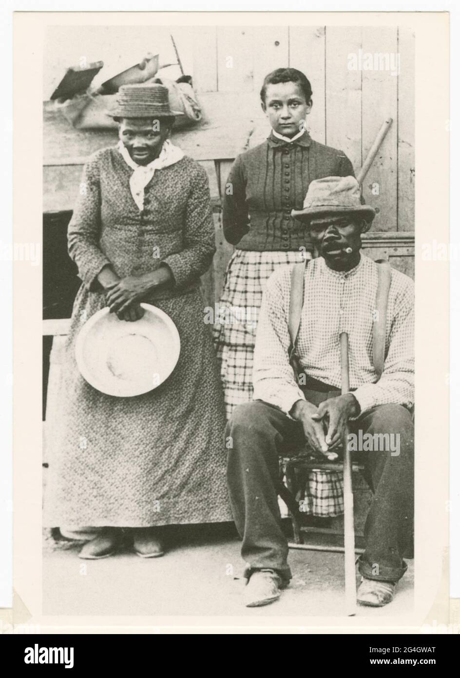 Una cartolina in bianco e nero con una fotografia di Harriet Tubman, suo marito Nelson Davis, e della loro figlia adottiva Gertie. Harriet Tubman, attivista afroamericano contro la schiavitù (c1820-1913), è nato in schiavitù nel Maryland. Scappò nel 1849, divenne una leader abolizionista e fu attiva come "direttore" nella Ferrovia sotterranea, la rete che aiutò gli schiavi a fuggire per raggiungere la sicurezza. Tubman si trova sulla sinistra e tiene un piatto rotondo. La cartolina è stata inviata a Mariline Wilkins a Philadelphia, PA da Sedalia Gaines nel 1992. Foto Stock