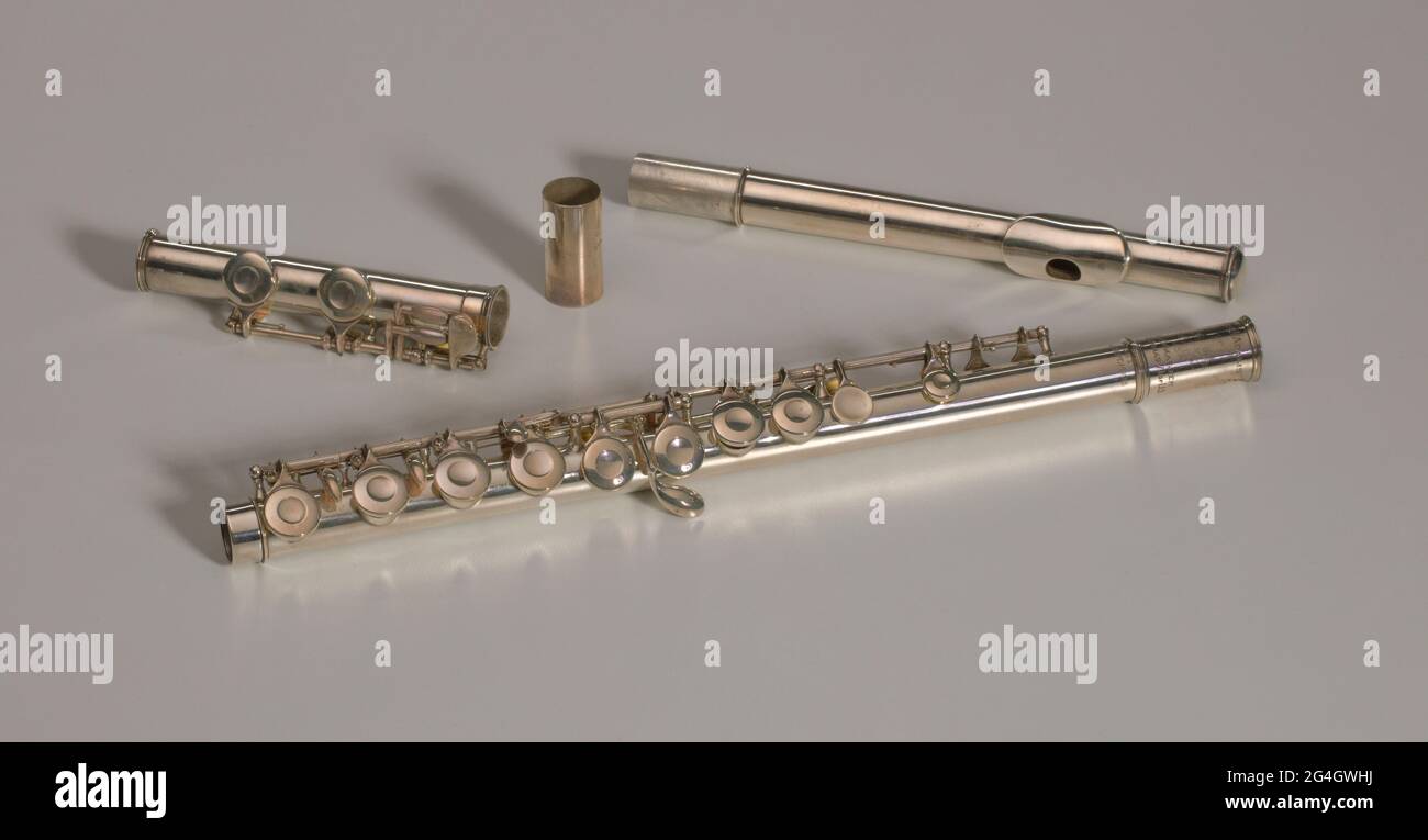 Alton Augustus Adams (1889-1987) è stato il primo musicista e compositore afro-americano della Marina degli Stati Uniti. Un flauto d'argento in tre parti. Il giunto di testa (2014.263.1.1a) ha una piastra a labbro con un foro per embouchure vicino alla corona della scanalatura. L'altra estremità del pezzo è aperta. È possibile posizionare un cappuccio in argento rimovibile (2014.263.1.1d) sull'estremità aperta. Il corpo della scanalatura (2014.263.1.1b) presenta nervature rialzate su un lato in cui il giunto della testa scorre su di esso. A questo scopo è iscritto [ALTON A ADAMS / (logo per H. BETTONEY / BOSTON) / BANDMASTER / ST. THOMAS V. I. O US / 5 512 / PAT. S Foto Stock