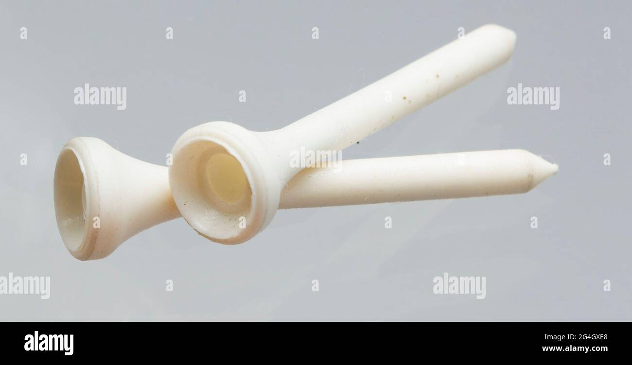 Due tee da golf in plastica bianca utilizzate dal golfista afroamericano Ethel Funches. Le T hanno un corpo sottile e si rastremano verso il basso fino a un punto sul fondo. I punti sono un po' consumati dall'uso. Ci sono alcune zone di leggero scolorimento. Le parti superiori delle t-shirt si allargano in cerchio. All'interno sono presenti diversi strati di cerchi più piccoli e i T sono parzialmente cavi nella parte superiore. Foto Stock