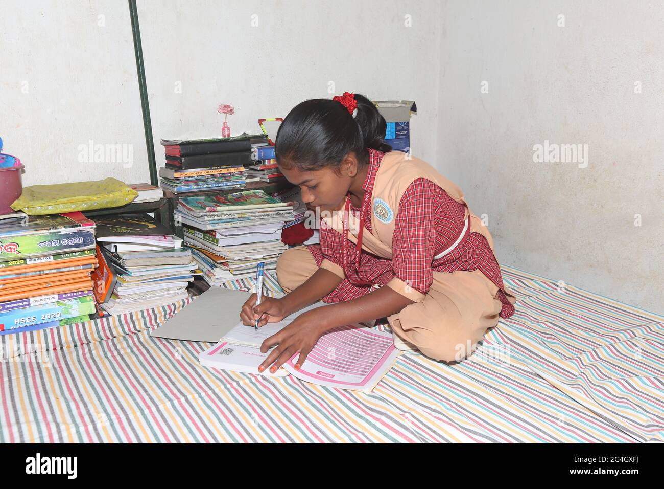 TRIBÙ LANJIA SAORA. Studentessa di bambina impegnata nei suoi studi in una scuola tribale residenziale nel villaggio di Puttasingh in Odisha, India Foto Stock