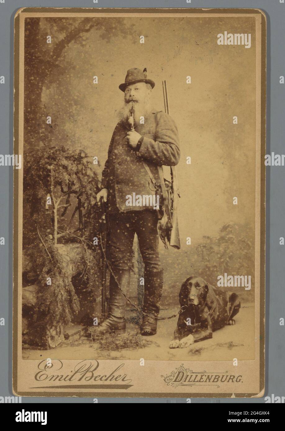 Ritratto di un uomo sconosciuto in costume da cacciatore con un cane. . Foto Stock