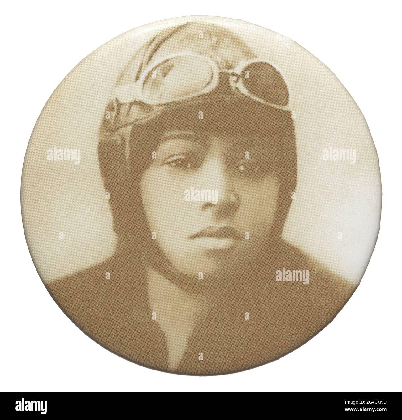 Un bottone circolare di pinback con un ritratto di seppia dell'aviatore Bessie Coleman. Il ritratto è quello utilizzato sulla sua licenza aerea rilasciata dalla Federazione Aeronautica Internazionale. Bessie Coleman (1892-1926) fu la prima donna afroamericana e la prima nativa americana a detenere una licenza pilota. Foto Stock