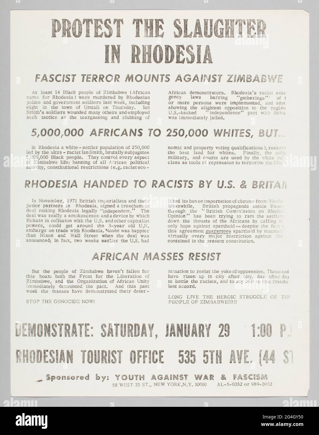 Questo volantino annuncia una protesta contro il massacro in Rhodesia. Il volantino è bianco con testo nero. Il titolo, i sottotitoli e le informazioni sulla posizione sono in grassetto. Il titolo, [PROTESTA IL MASSACRO / IN RHODESIA], è centrato sulla pagina come sono i sottotitoli [IL TERRORE FASCISTA MONTA CONTRO LO ZIMBABWE], [5,000,000 AFRICANI A 250,000 BIANCHI, MA...], [RHODESIA CONSEGNATO AI RAZZISTI da US &amp; GRAN BRETAGNA], e [LE MASSE AFRICANE RESISTONO]. La parte posteriore del volantino è vuota, ad eccezione del testo scritto a mano in basso a sinistra che riporta: [GEN / 1972]. Foto Stock