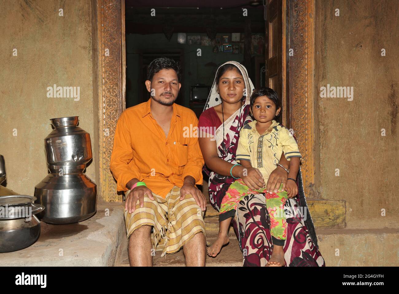 DHANKA TRIBÙ TADVI. Famiglia tribale seduta a casa. Questa foto è stata scattata in Mogarapani village - Akkalkuwa tehsil di Nandurbar Dist in Maharashtra Foto Stock