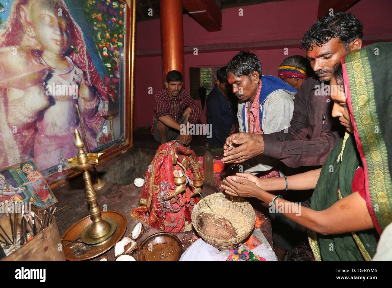 DHANKA TRIBÙ TADVI. Culto della Dea Mata Mata al tempio tribale nelle colline Satapuda di Maharashtra, India. Foto Stock