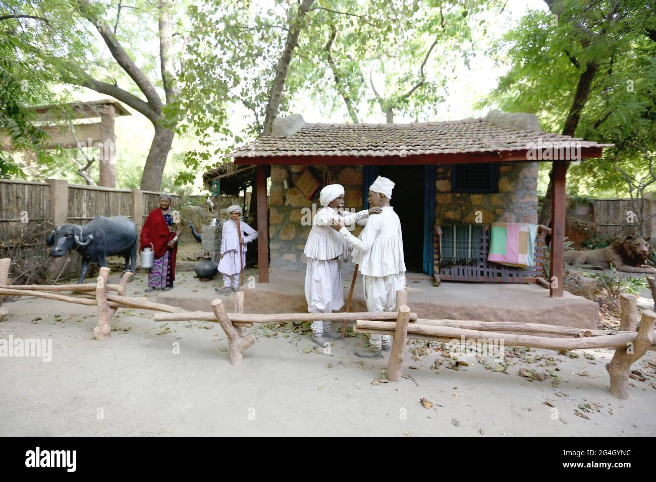 Ahmedabad Tribal Museum - mostra tradizionale di fango DELLA TRIBÙ RABARI che mostra il loro stile di vita tribale. Gujarat, India Foto Stock