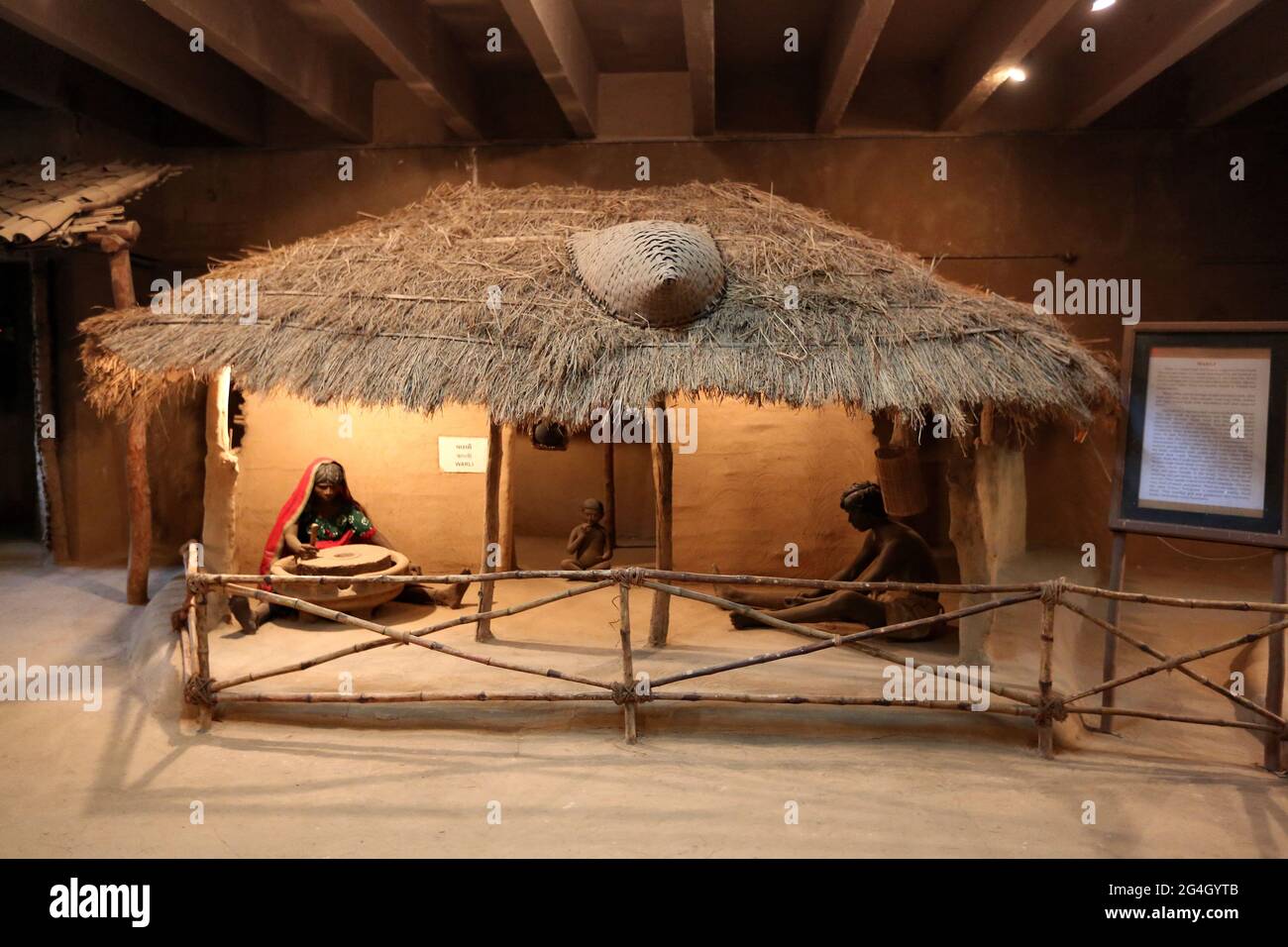 Ahmedabad Tribal Museum - mostra di case tradizionali DELLA TRIBÙ WARLI. Gujarat, India Foto Stock