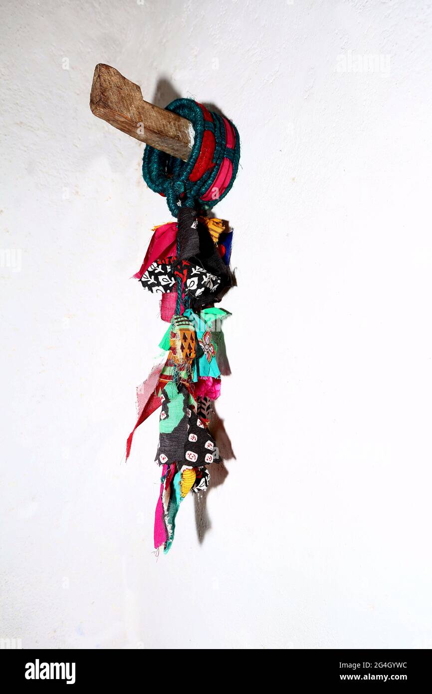 TRIBÙ RATHAWA - oggetti decorativi tradizionali per il cesto matrimoniale . Il cestino è conosciuto come CHIBALI, Gujarat, India Foto Stock