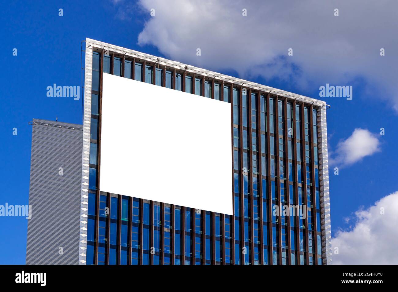 Bock up. Grande cartellone vuoto su una moderna parete dell'edificio con sfondo blu Foto Stock
