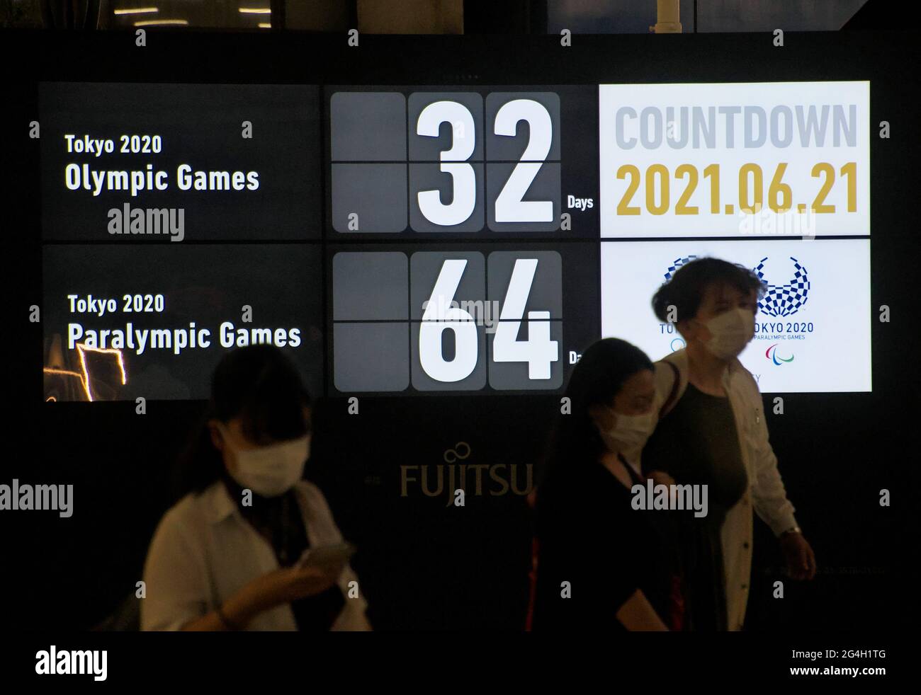 Tokyo, Giappone. 21 Giugno 2021. Un cartellonistica digitale conto alla rovescia per le Olimpiadi di Tokyo 2020 mostra i giorni rimanenti fino alla data di inizio presso la piazza Shinbashi SL di Tokyo, Giappone, lunedì 21 giugno 2021. Foto di Keizo Mori/UPI Credit: UPI/Alamy Live News Foto Stock