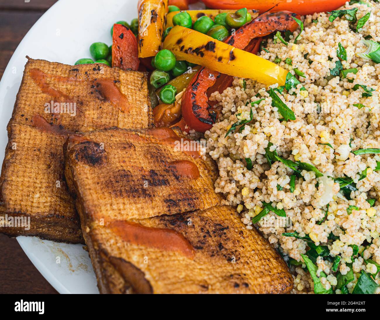 Vegan - vegetariano - piatto fatto in casa con tofu couscous alla griglia e verdure Foto Stock