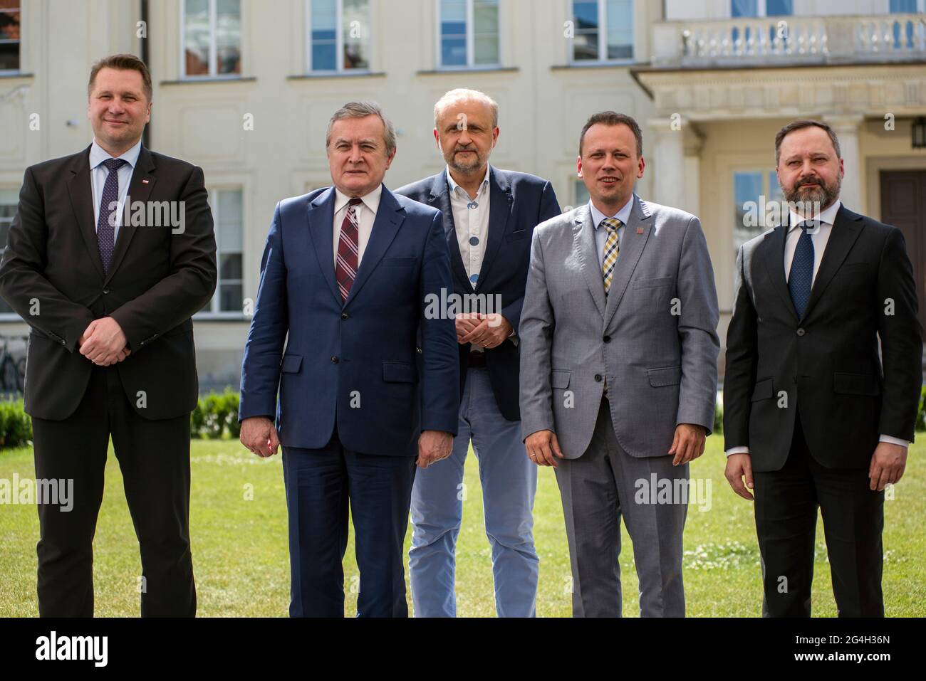 Varsavia, Polonia. 21 Giugno 2021. I Ministri Przemyslaw Czarnek (L) e Piotr Glinski (II L) sono presenti alla conferenza stampa.Conferenza stampa sul programma nazionale di sviluppo della lettura adottato con il Vice primo Ministro e Ministro della Cultura, del Patrimonio Nazionale e dello Sport, Piotr Glinski, e il Ministro dell'Istruzione e della Scienza, Przemyslaw Czarnek. Credit: SOPA Images Limited/Alamy Live News Foto Stock