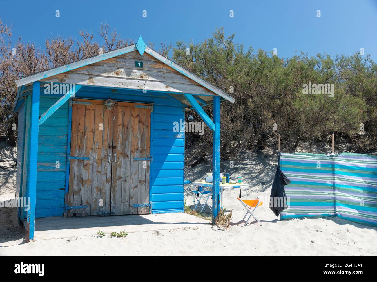Capanna sulla spiaggia colorata in una bella giornata di sole sulla costa meridionale spiaggia di sabbia bianca a West Wittering, Chichester, West Sussex, Inghilterra Foto Stock