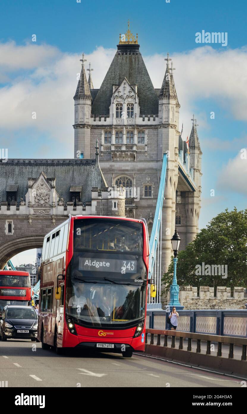 Scena di Londra UK Street; Tower Bridge e un autobus rosso di Londra, Tower Bridge Road, Southwark, Londra Inghilterra UK Foto Stock