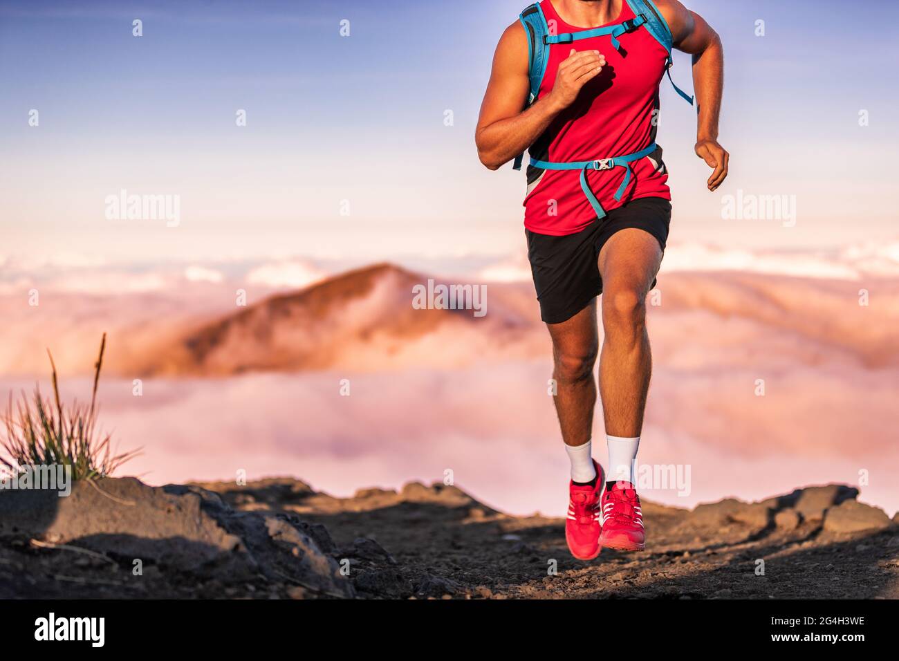 Percorso atleta uomo che corre nel paesaggio montano. Allenamento degli atleti dei runner Foto Stock