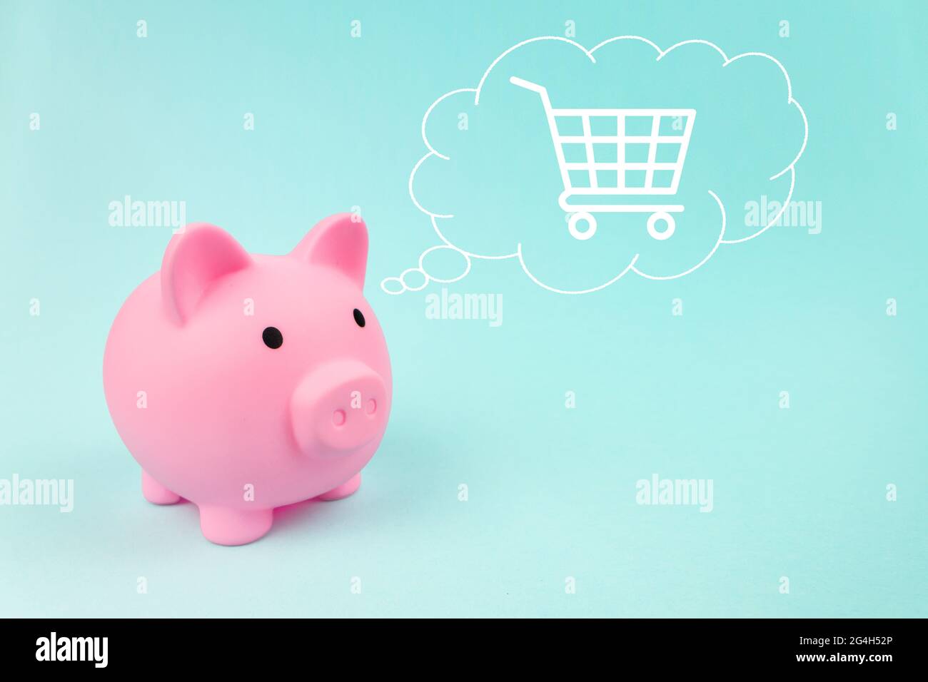 Pink piggy bank con carrello ologramma digitale in nuvola pensato sopra la sua testa su sfondo blu Foto Stock