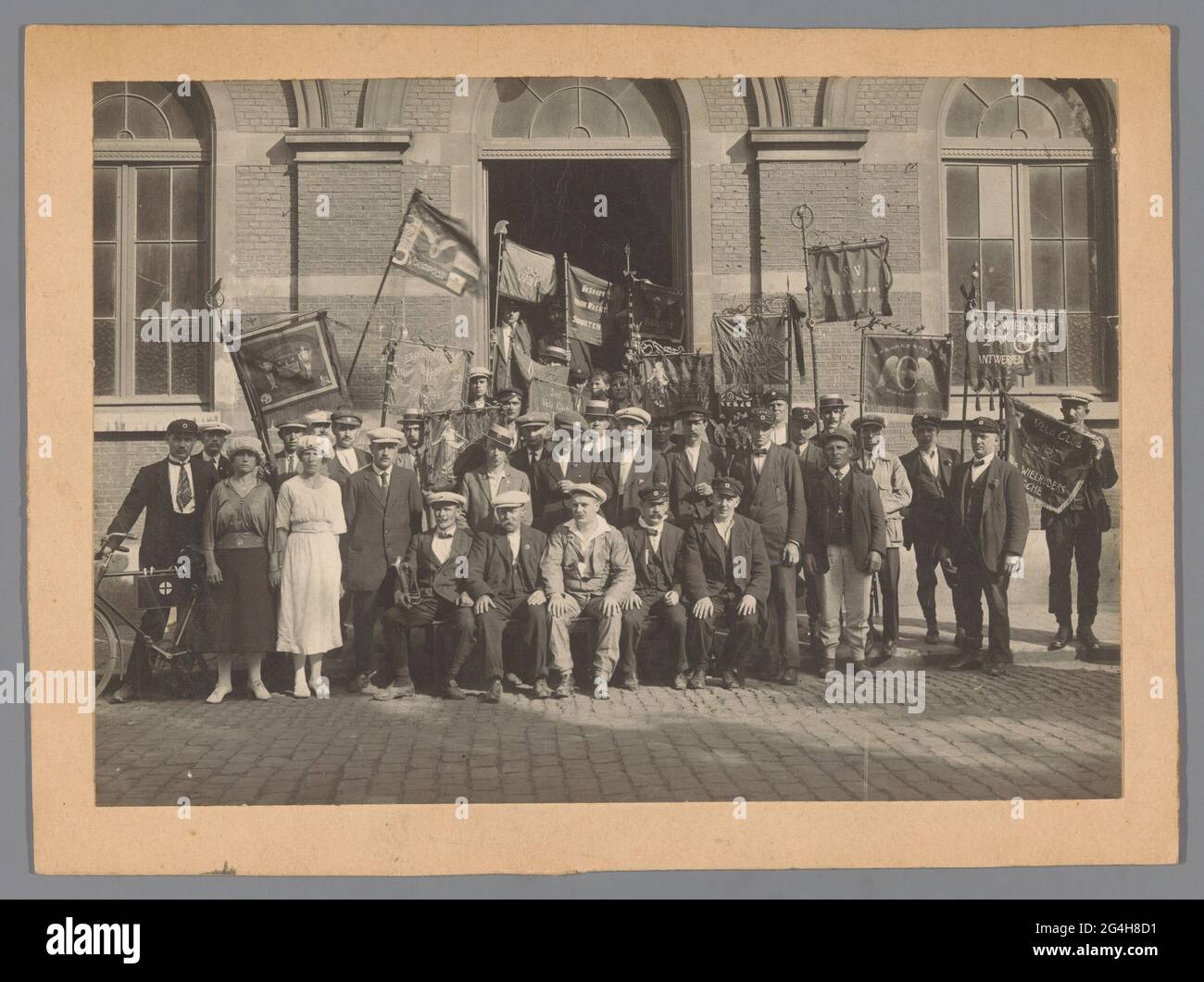 Ritratto di gruppo dei membri dei piloti di ruote socialisti su una piattaforma. . Foto Stock