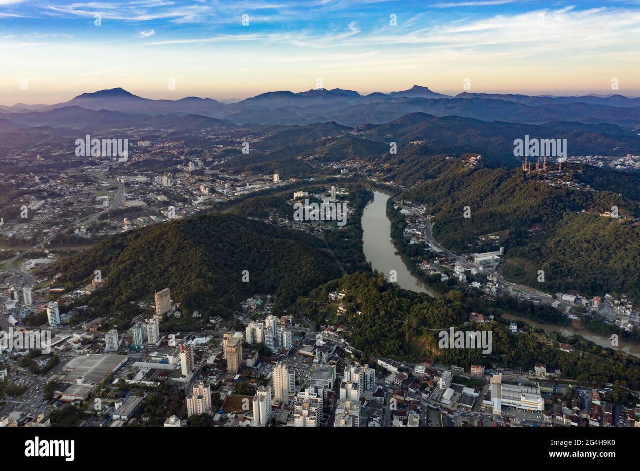 Foto aerea del centro di Blumenau Santa Catarina con il fiume Itajaí açu Foto Stock