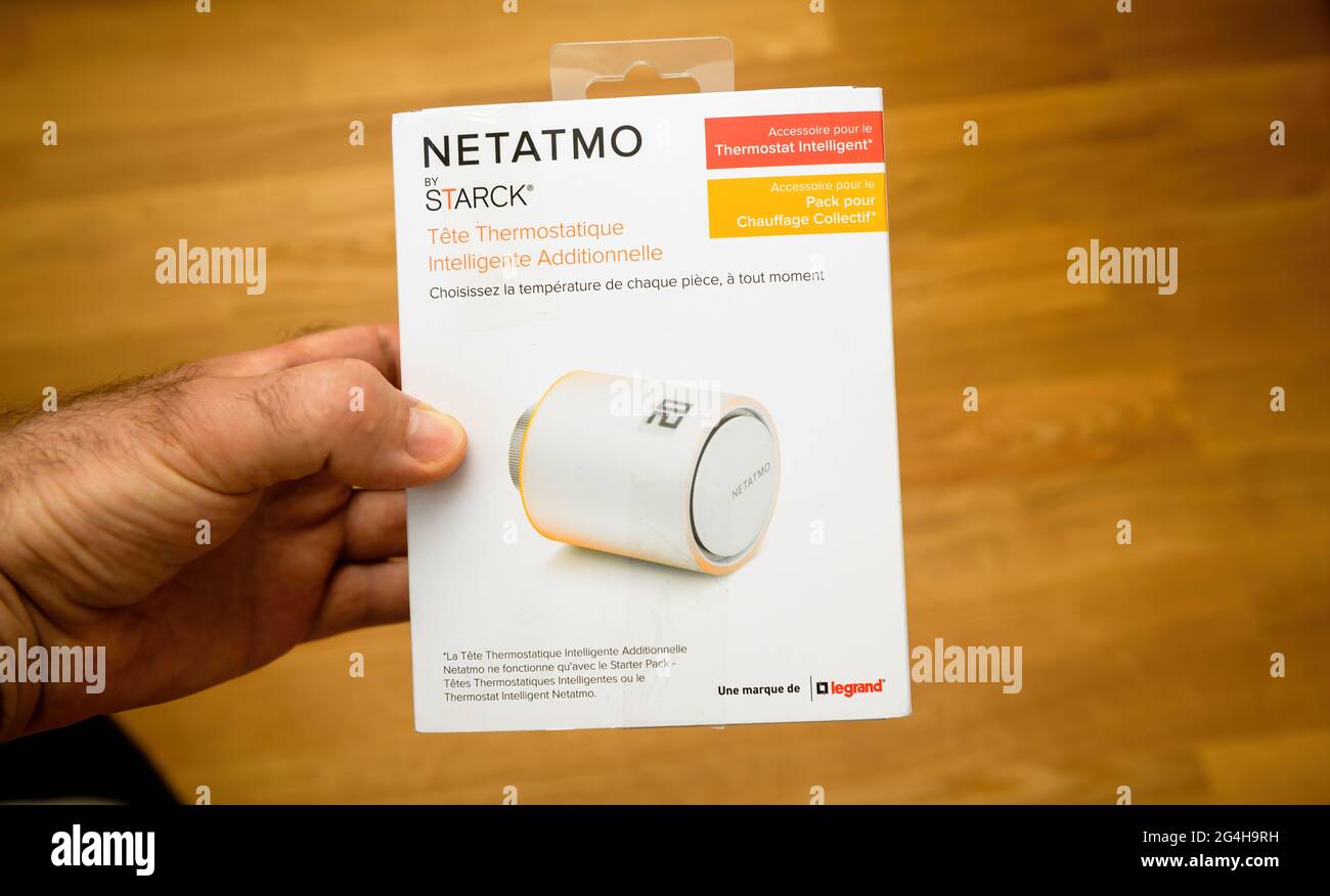 Netatmo by Starck radiatore termostatico valvola collegata ad internet Foto  stock - Alamy