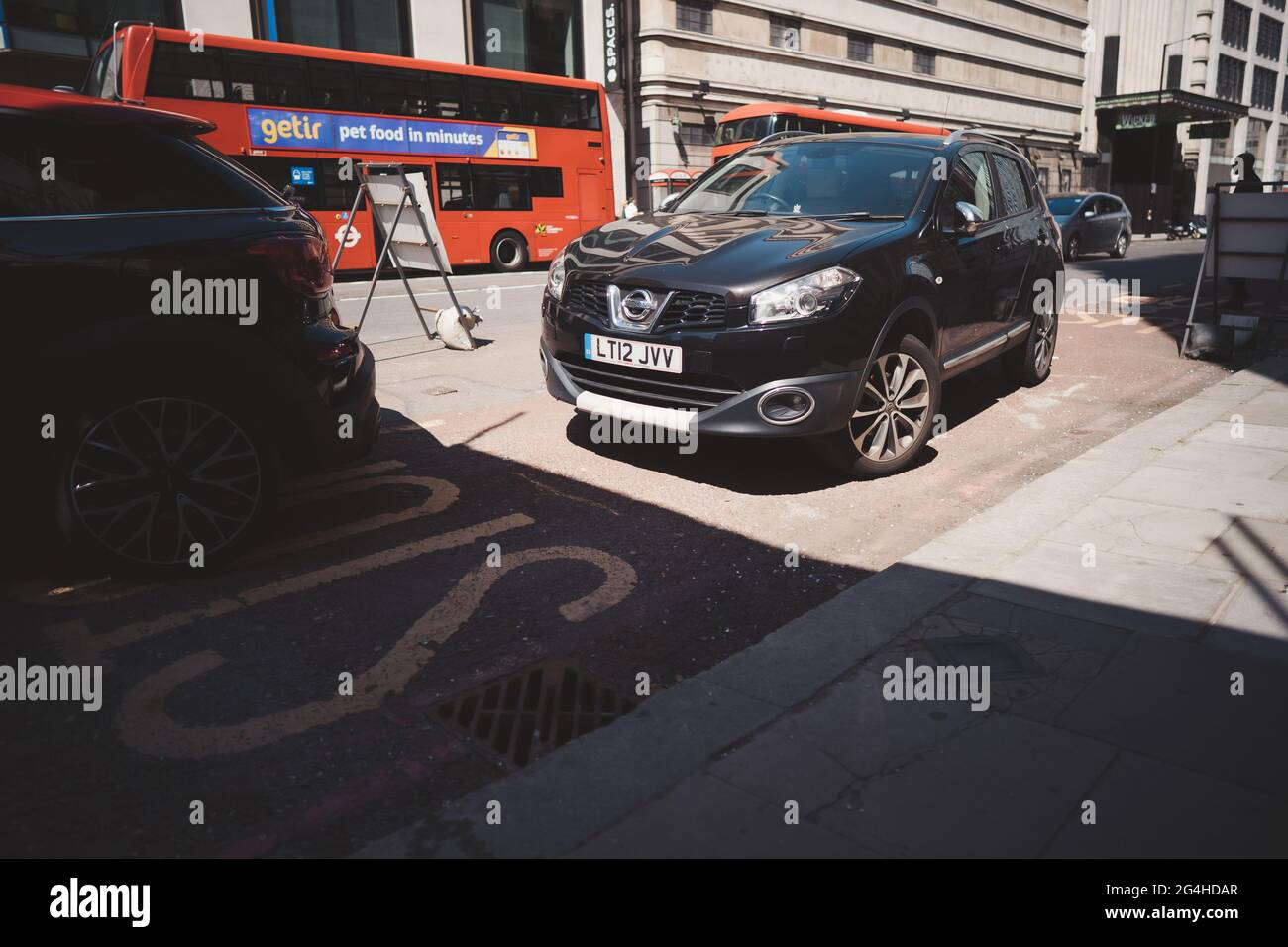 Victoria, Londra | UK - 2021.06.13: L'auto è parcheggiata male sul marciapiede nella zona di Victoria Foto Stock