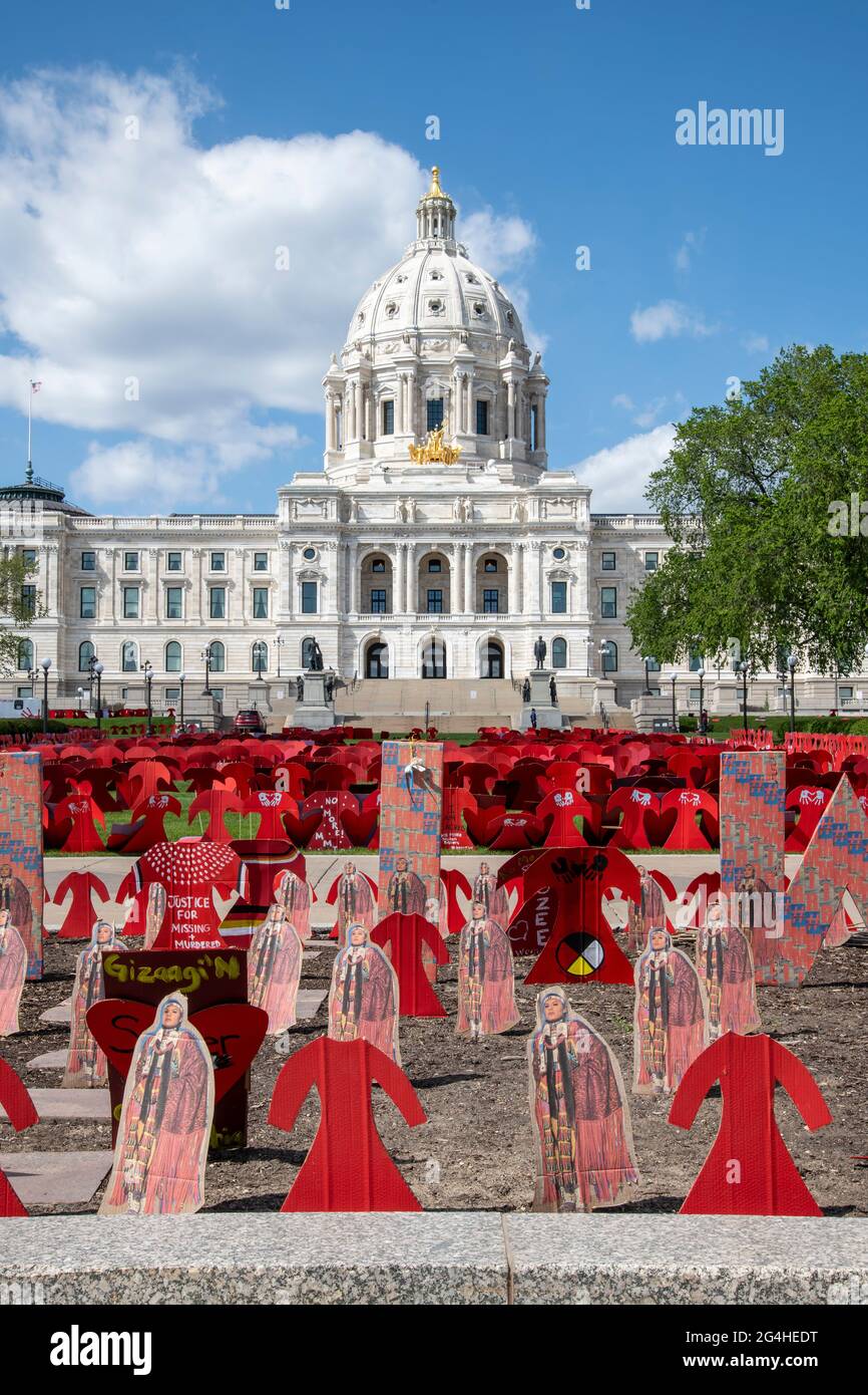 St. Paul, Minnesota. Memoriale alle donne indigene scomparse e assassinate. Migliaia di abiti rossi di cartone sono stati allestiti sul prato del Campidoglio Foto Stock