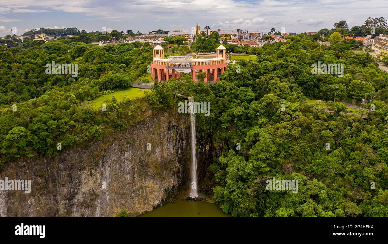 Foto aerea del parco Tanguá a Curitiba Paraná con cascata e lago Foto Stock