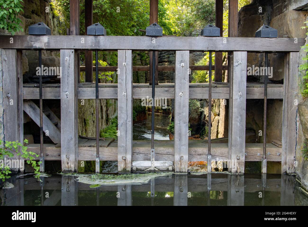 La chiusa regolata su un canale d'acqua con acqua corrente Foto Stock