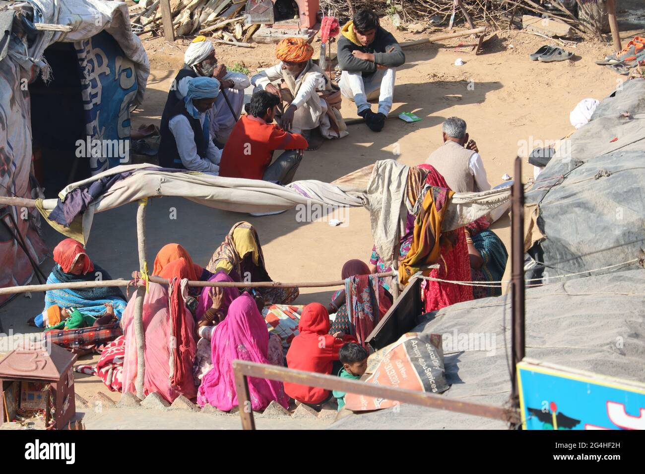 Haryana/India - 03 dic 2019: Indiani che non hanno la propria casa. Le persone si crogiolano alla luce del sole dopo una notte fredda. Foto Stock