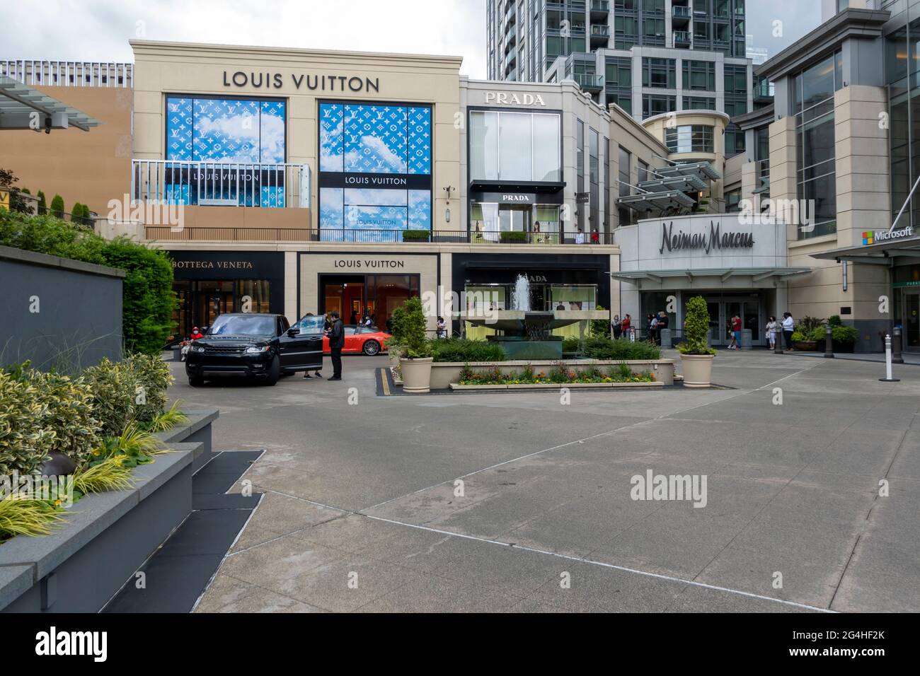 Bellevue, WA USA - circa giugno 2021: Vista del parcheggio con parcheggiatore offerto all'esterno del quartiere commerciale Shops of Bravern nel centro di Bellevue. Foto Stock