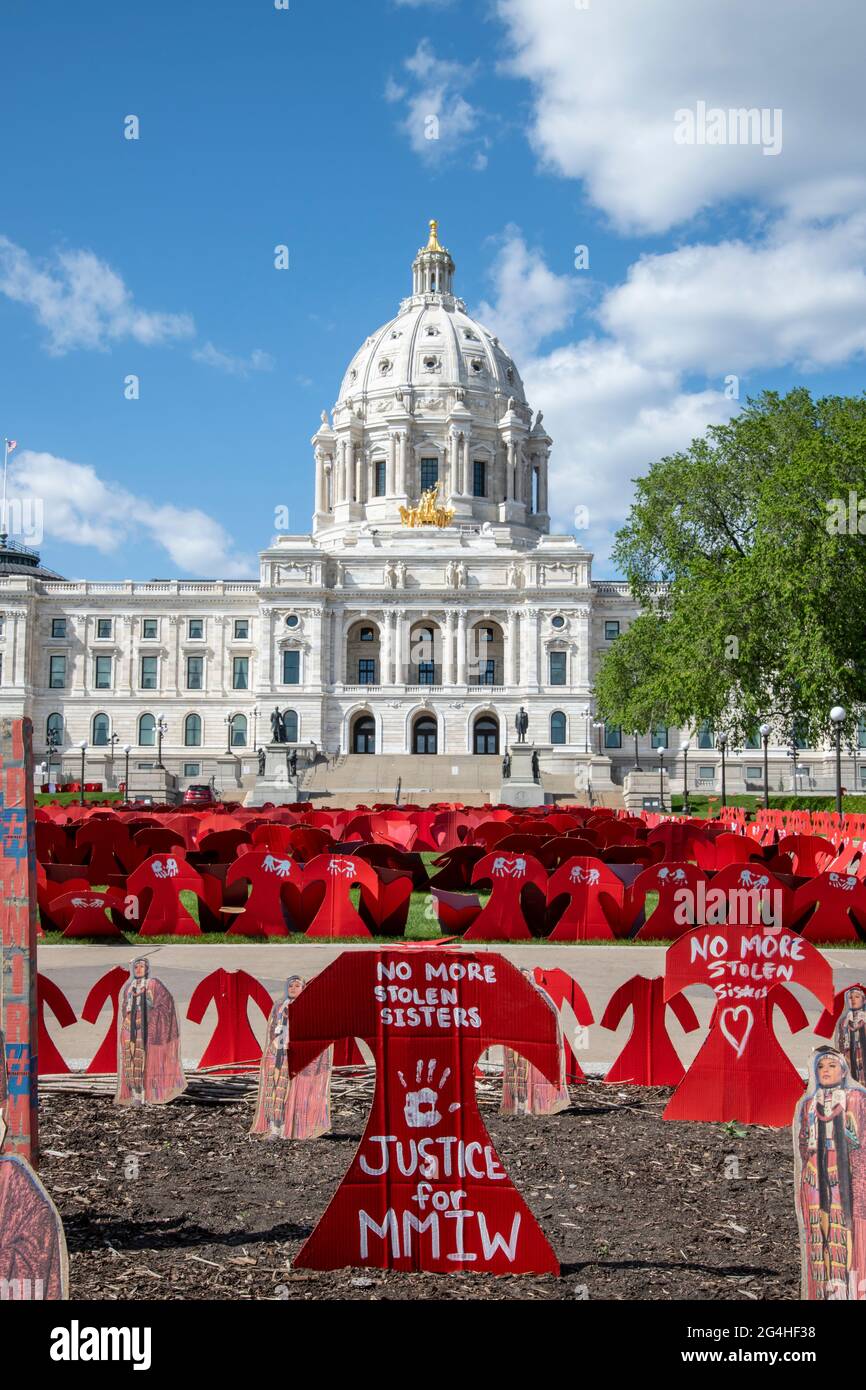 St. Paul, Minnesota. Memoriale alle donne indigene scomparse e assassinate. Migliaia di abiti rossi di cartone sono stati allestiti sul prato del Campidoglio Foto Stock
