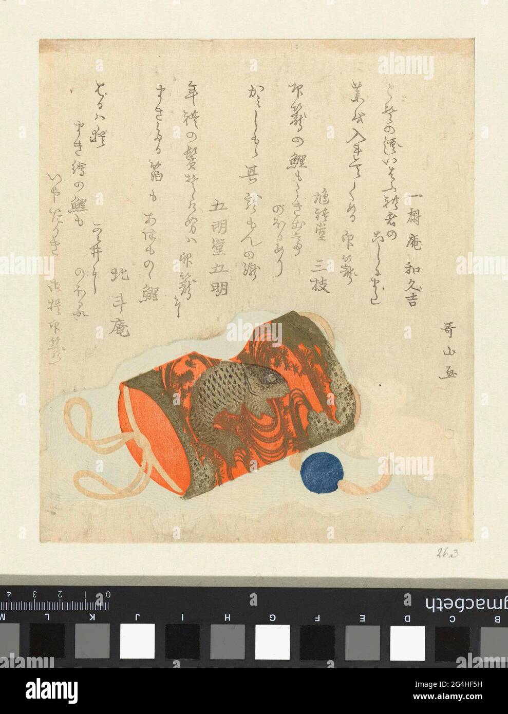 . Un sacchetto della medicina (inrô), il tallone (ojime) ed il bottone della cinghia (netsuke) sotto forma di capra seduta. Questi attributi sono stati usurati sul nastro. Con quattro poesie. Foto Stock