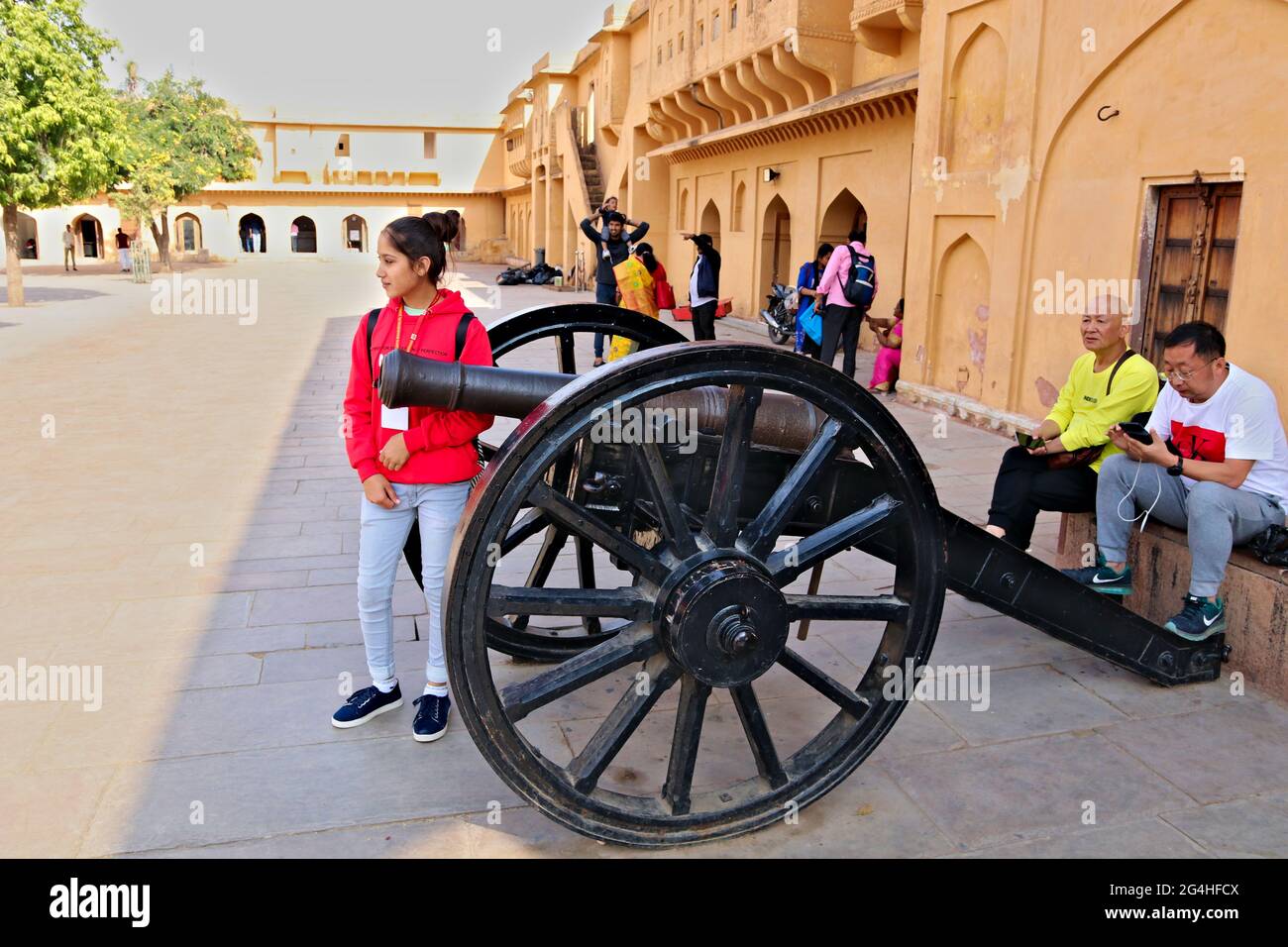 Jaipur, Rajasthan / India - Dic 06 2019: I turisti scattare foto vicino ad un vecchio cannone a Amber Fort, Jaipur Foto Stock