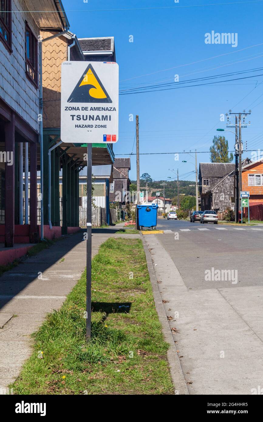 Tsunami zona di pericolo Sign in Curaco de Velez Village, Chile Foto Stock