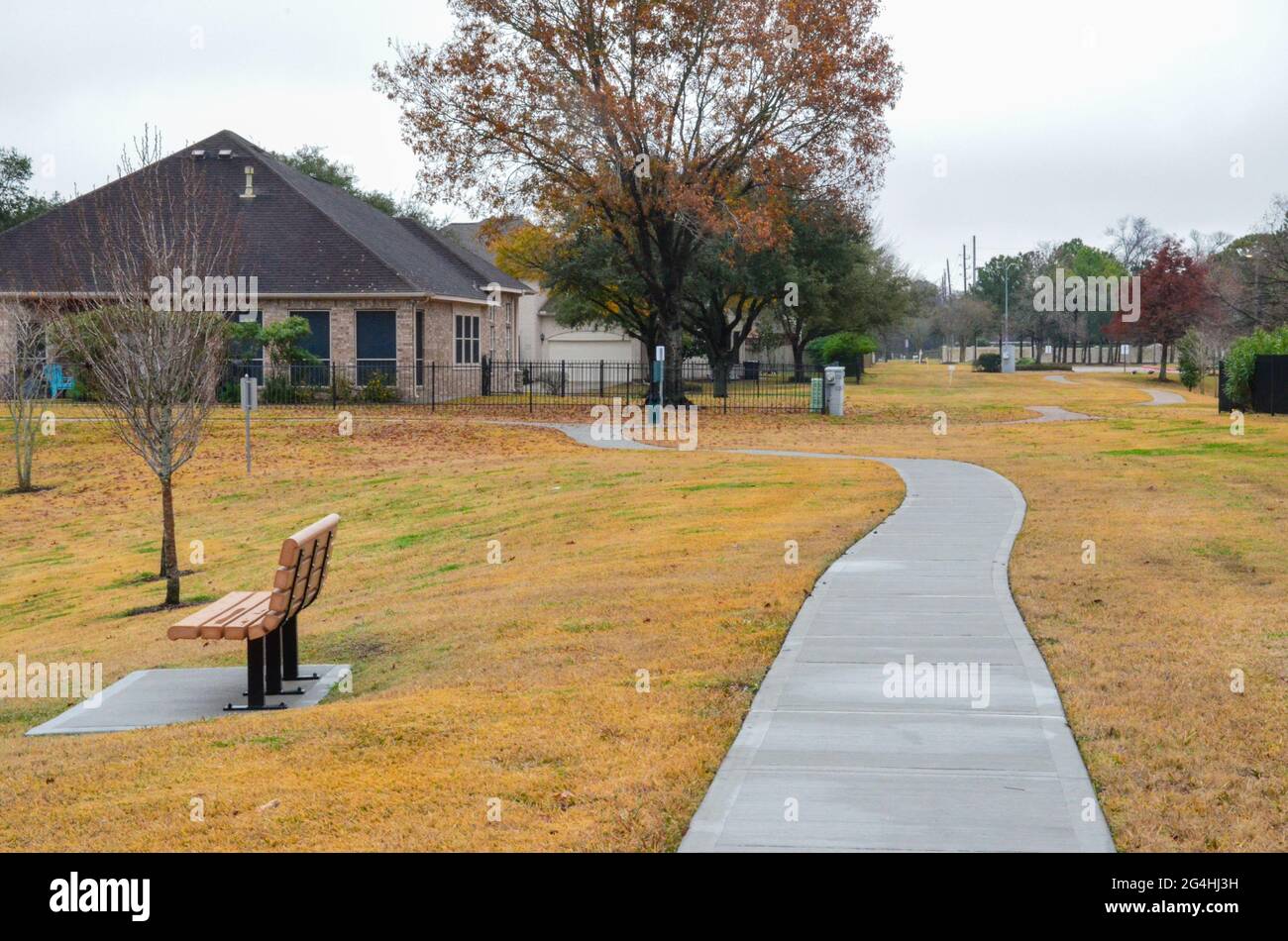 La mattina presto il quartiere cammina dopo la pioggia. Un quartiere suburbano nella suddivisione Glen Laurel. Sugar Land, Texas. USA. Gennaio 2021. Foto Stock