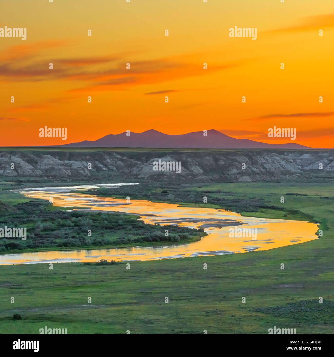 tramonto sul fiume latte e dolci colline d'erba nei pressi di havre, montana Foto Stock