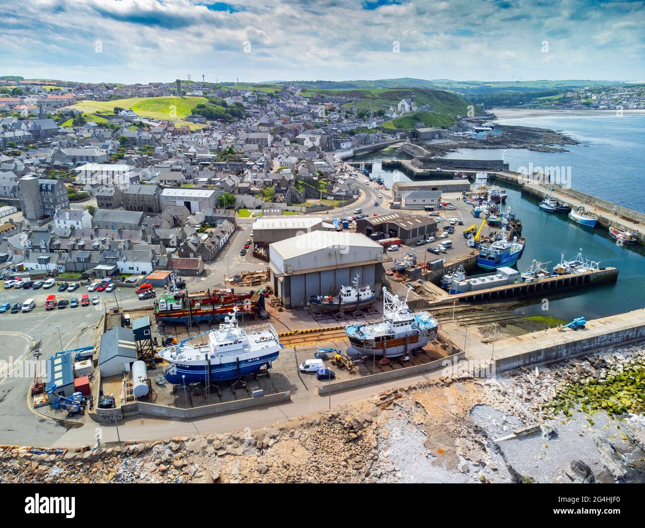 Vista aerea dal drone del porto e dai cantieri navali di Macduff sulla costa di Moray Firth ad Aberdeenshire, Scozia, Regno Unito Foto Stock