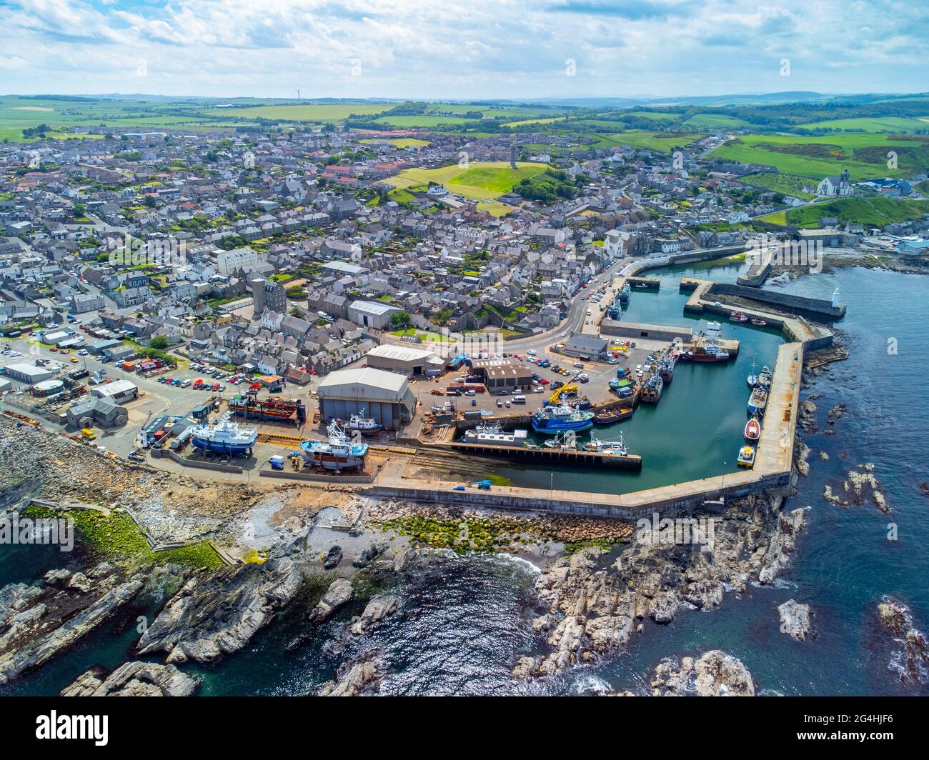 Vista aerea dal drone del porto e dai cantieri navali di Macduff sulla costa di Moray Firth ad Aberdeenshire, Scozia, Regno Unito Foto Stock
