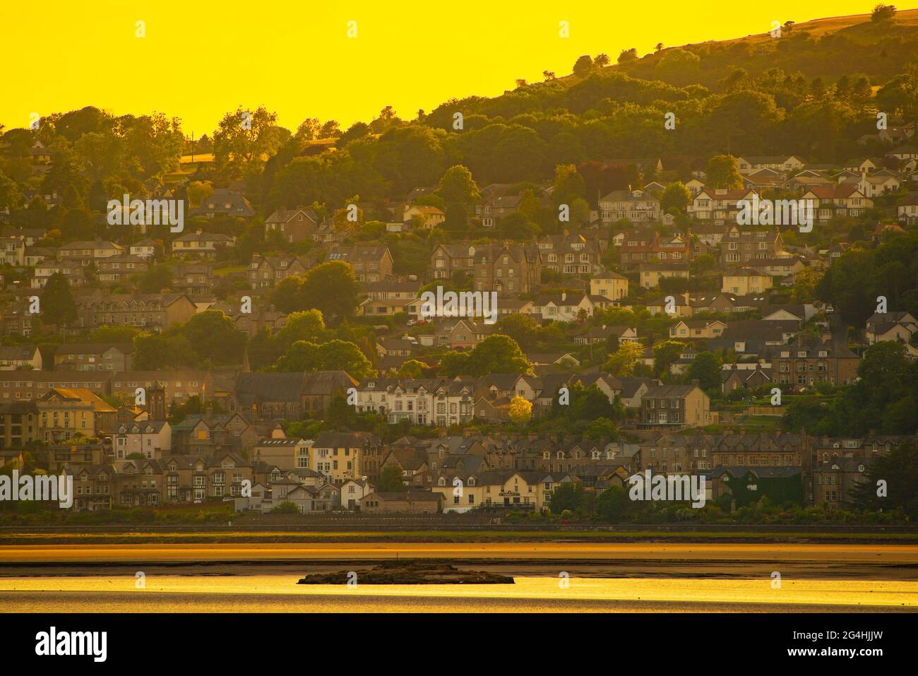 Grange-over-Sands, Cumbria, Regno Unito. 21 Giugno 2021. Un bel tramonto il giorno più lungo a Grange-over-Sands, Cumbria, UK Credit: John Eveson/Alamy Live News Foto Stock